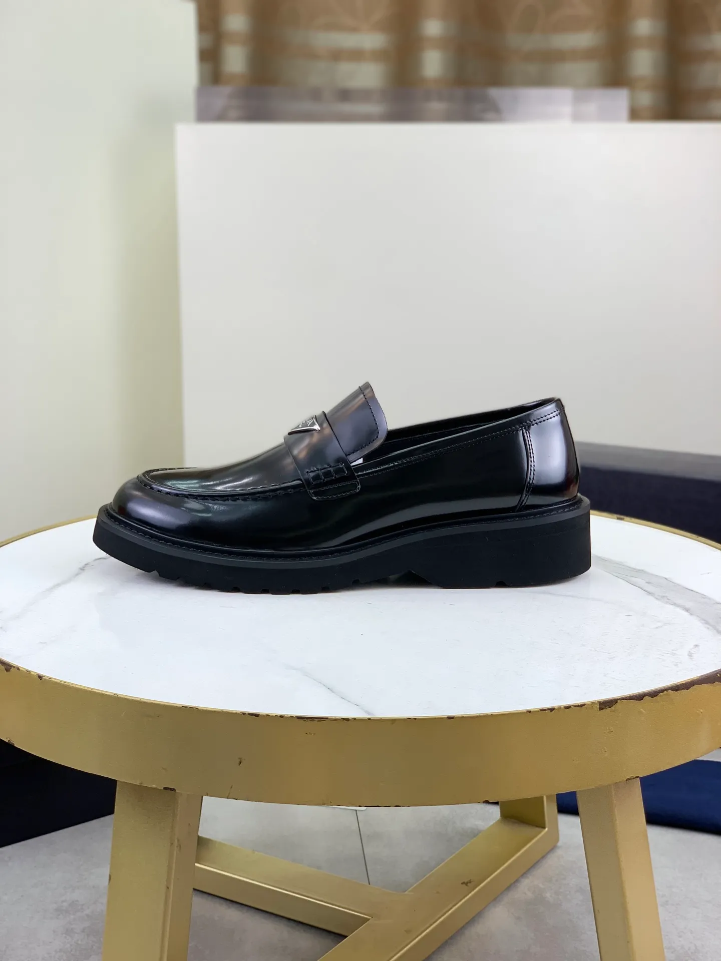 Factory price P880💰Original quality, top version🔱 ＰＲＡＤＡPrada. Men’s business casual leather shoes, top quality products. 1:1 shipment⬆️Luxurious and noble👞All imported original color-brushed edge beads, just to create a more comfortable wearing experience. Upper: Original comfortable open-edge bead rubbed color calfskin➕Top imported water-dyed full cow lining, original high-end lightweight and comfortable TPU foam combination bottom✔️Code number: 39-44 (38 45) 46 47 can be customized)